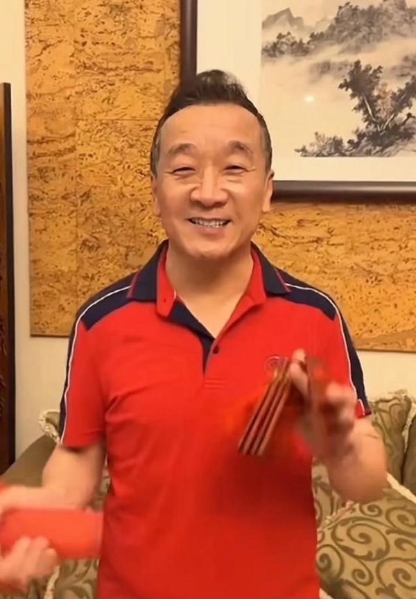 尚红网 66岁刘亚津西安露面，拄拐杖满头白发，他还能继续演戏吗？